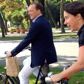 Marc Elsberg und eine Frau fahren mit dem Fahrrad, Wien September 2012