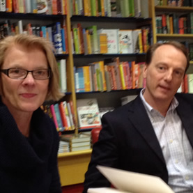 Marc Elsberg signiert bei einer Lesung in Lüneburg im April 2012 sei Buch „Blackout“