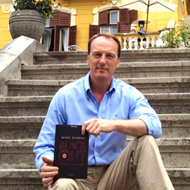 Marc Elsberg sitz auf einer Treppe bei der Lesung Miralago in Pörtschach im Juni 2012