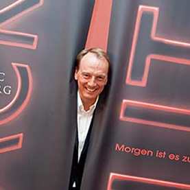 Marc Elsberg zwische zwei übergroßen Buchrücken seines Romans „Blackout“