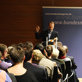 Marc Elsberg referiert vor Publikum bei der Bundesnetzagentur in Bonn Oktober 2012