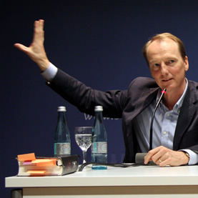 Marc Elsberg sitzt am Rednerpult bei der Bundesnetzagentur in Bonn Oktober 2012