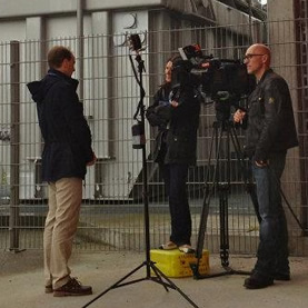 Dreharbeiten des ORF zu „Sommerzeit“ vor einem Generator im Juni 2012