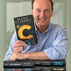 Marc Elsberg hält Celsius in einer Hand und lächlt in die Kamera.