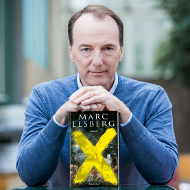 Autor Marc Elsberg blickt in die Kamera und stützt seine Hände auf sein Buch mit einem großen gelben X.